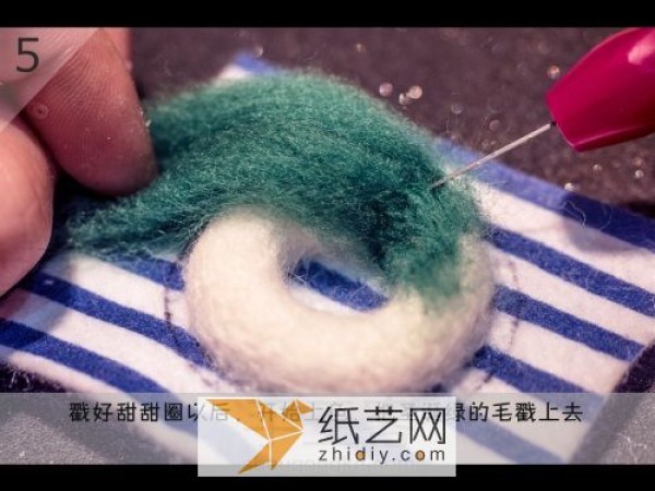 Tutorial on how to make a Christmas-style wool felt brooch. Poke Le is so domineering.