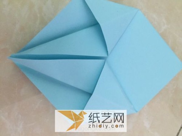 How to make three-dimensional origami tulips. Illustrated tutorial teaches you how to DIY three-dimensional paper flowers.