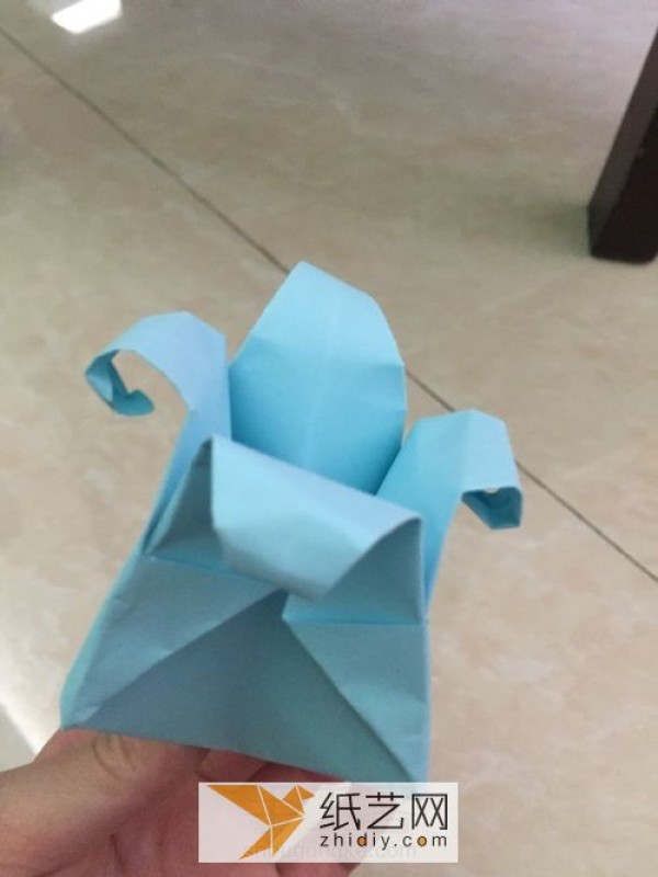 How to make three-dimensional origami tulips. Illustrated tutorial teaches you how to DIY three-dimensional paper flowers.