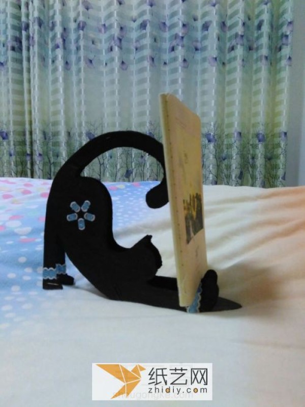 Turn waste into treasure: a little whale mobile phone holder made of cardboard as a Mothers Day gift