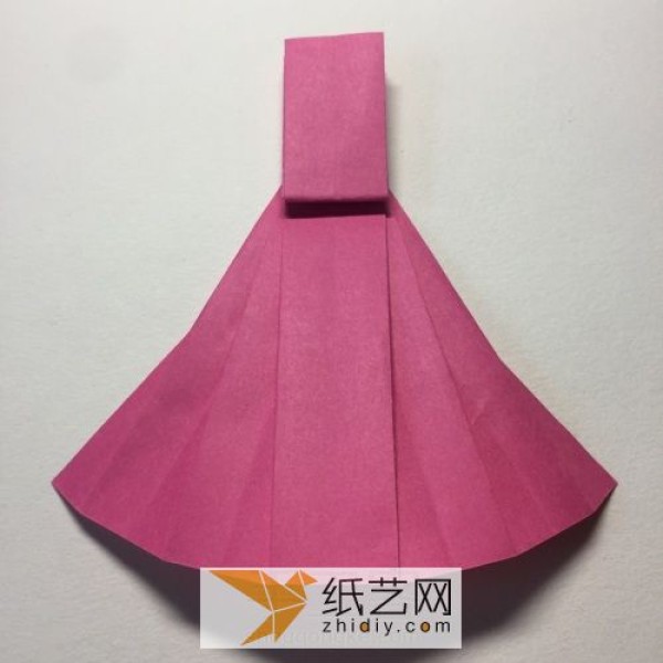 Illustrated tutorial on hand-made origami dress. How to fold a three-dimensional skirt to make it look beautiful.