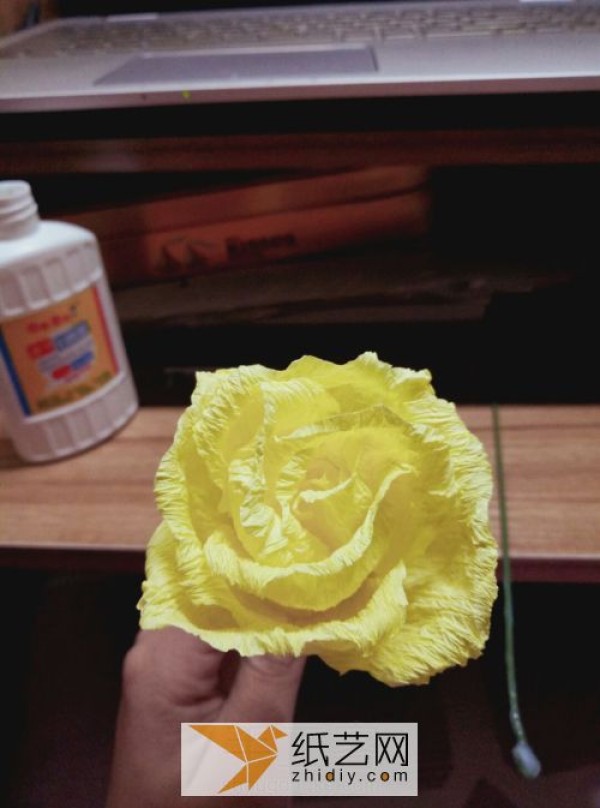 Illustrated tutorial on how to make a paper rose using crepe paper. A guide to making paper roses.