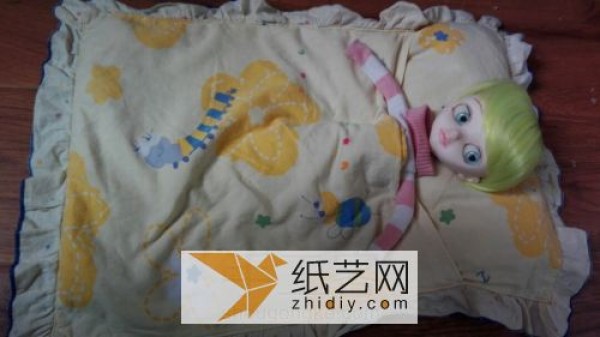 Tutorial on how to transform old pillowcases into doll sleeping bags