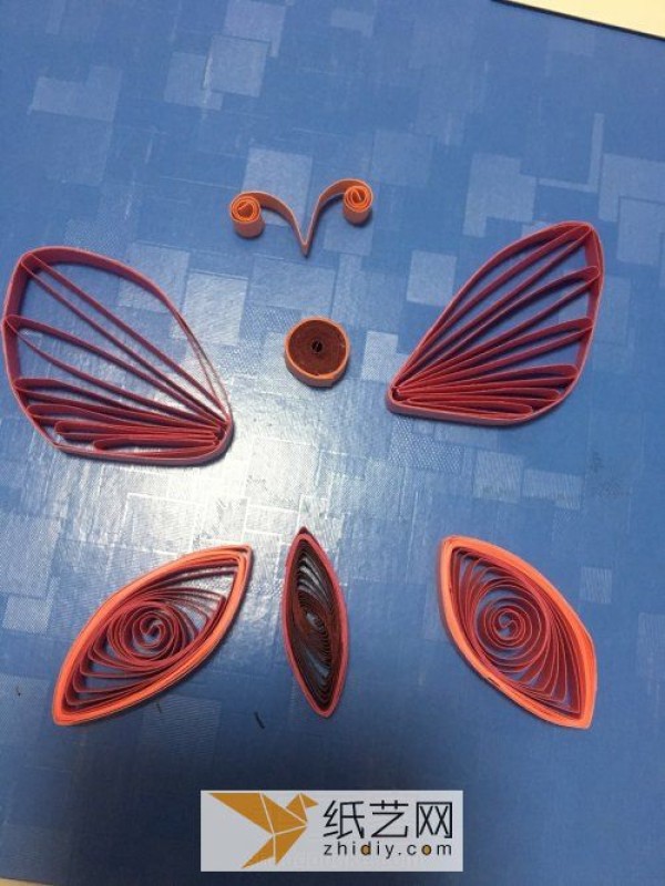 A complete hand-illustrated tutorial for the complex paper-quilling butterfly flower.