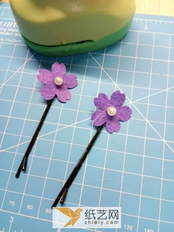 Tutorial on original handmade paper flower hairpins and headbands, including how to fold origami bows