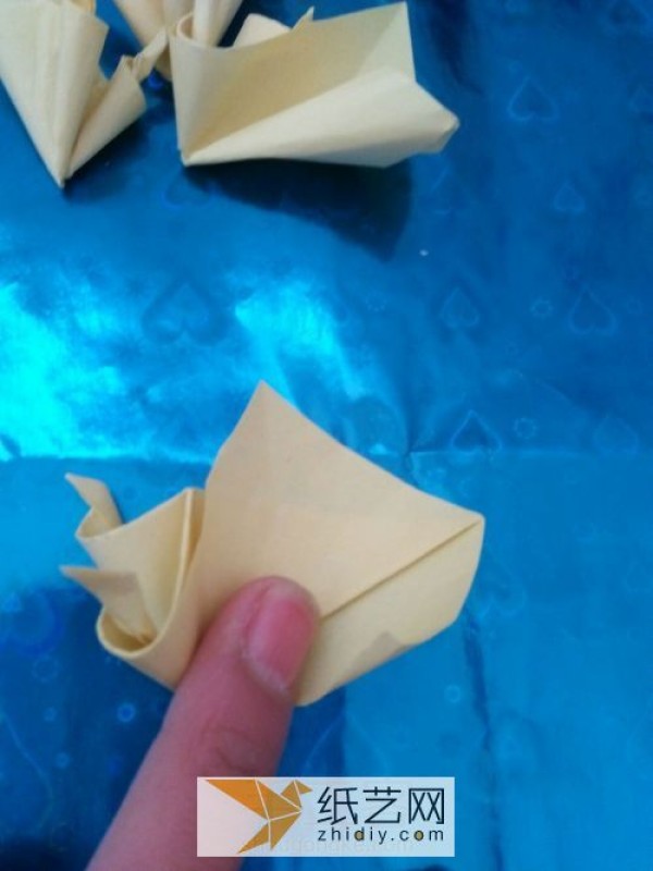 A simple way to make origami roses. A tutorial on origami roses that you can definitely learn.