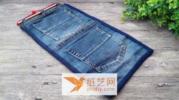 Illustrated tutorial on how to turn jeans into valuables and make a convenient storage hanging bag