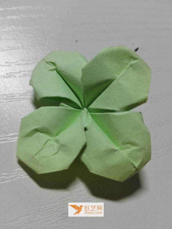 A simple origami four-leaf clover tutorial