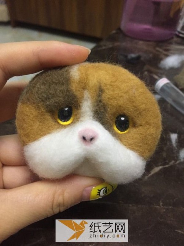 Handmade tutorial on poking aggrieved cat face made from wool felt. Cute Christmas gift