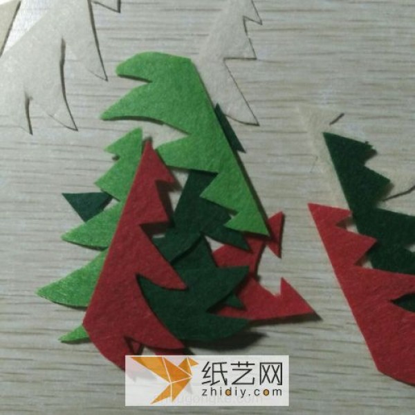 Tutorial on how to use non-woven fabric to decorate Christmas tree buntings at Christmas time