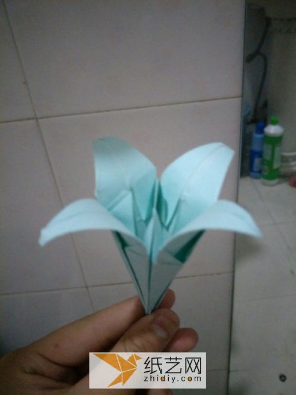 New origami lily tutorial, teach you step by step how to fold origami flowers