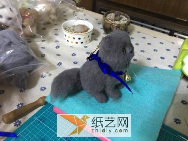 Master’s tutorial on how to make a wool felt poke kitten. A great Teacher’s Day gift.