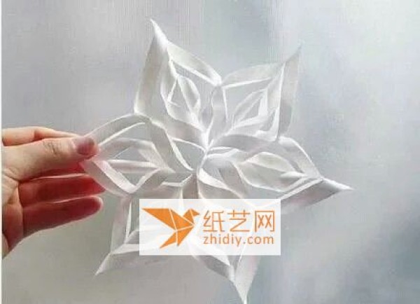 Illustration of how to make Christmas three-dimensional origami star window decorations