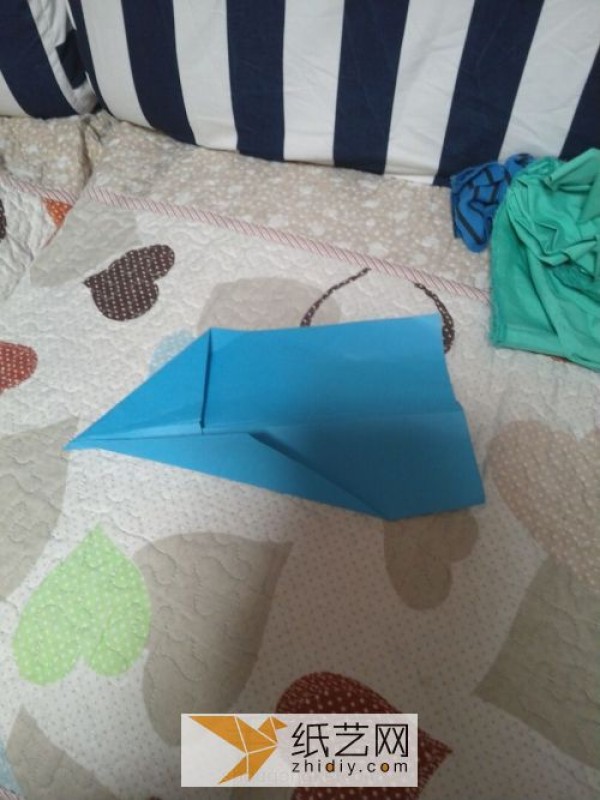 Simple and easy-to-use origami airplane, children’s crafts for Children’s Day