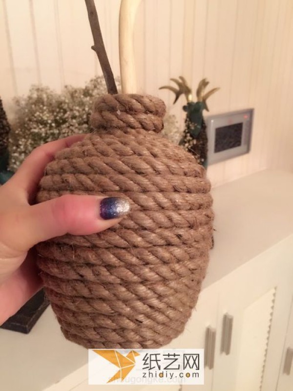 Use hemp rope to turn small wine bottles into treasures and make them into retro vases