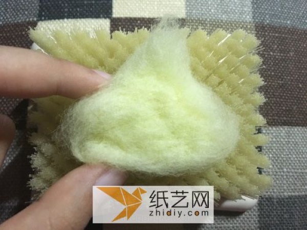 Tutorial on how to make a beginner’s wool felt poke chicken, which can be made into a brooch