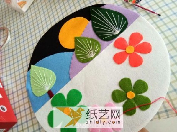 Illustrated tutorial on New Year gift tutorial for disc decoration made of non-woven fabrics