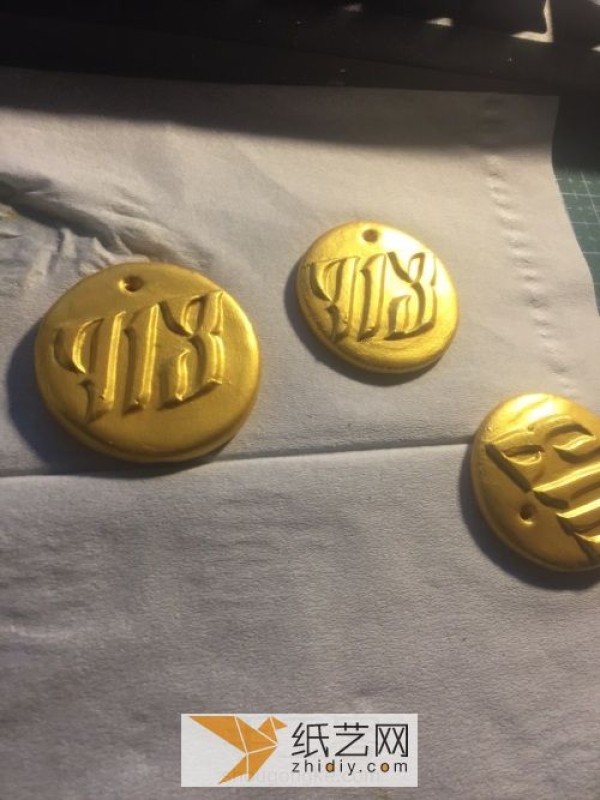 Cool ultra-light clay DIY tutorial for making simulated gold coin keychains