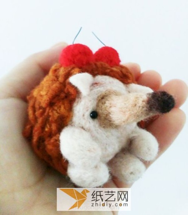 Illustrated tutorial for making a wool felt hedgehog. Detailed wool felt making method.