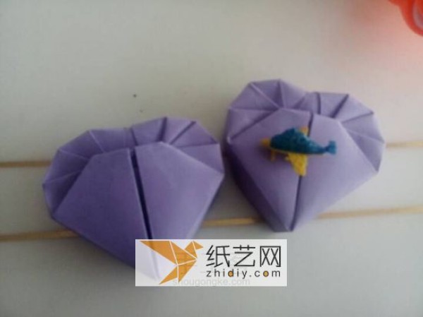 Beautiful heart-shaped origami box, perfect for Valentine’s Day gifts