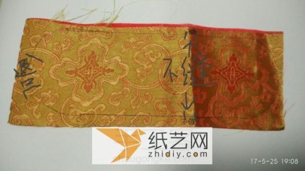 Making antique fabric Dragon Boat Festival gift sachets