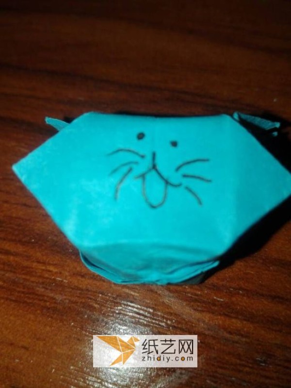 Make your own toys. A cute cat finger cot origami tutorial for children.