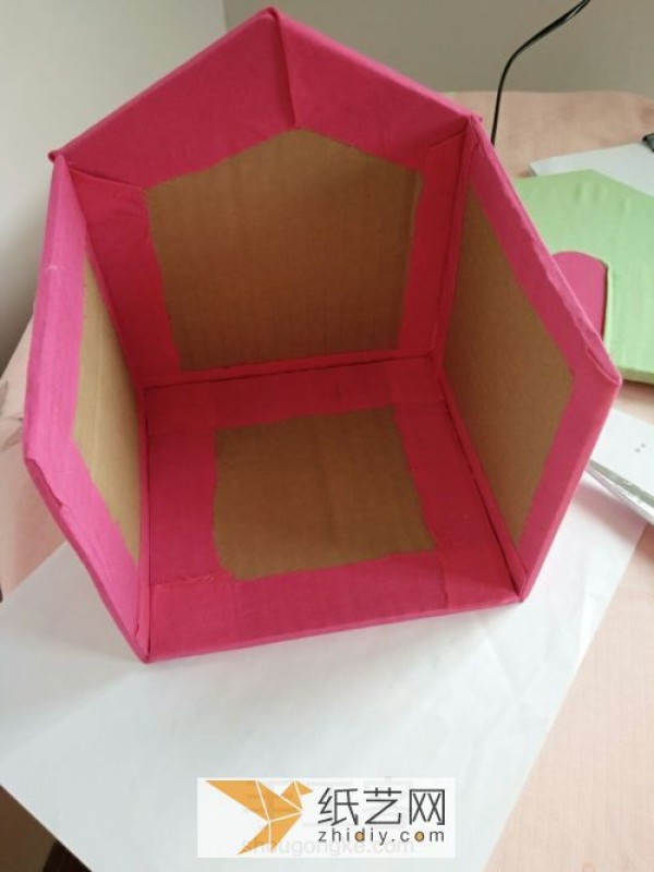 A small express box turns waste into treasure and becomes a childrens handicraft teaching material for a small house