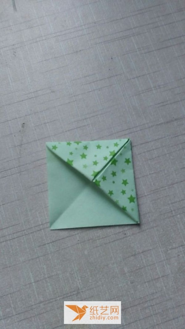 Three-minute tutorial on how to make origami bookmarks by hand