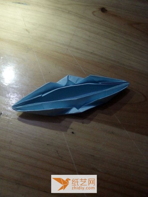 A complete tutorial on how to make a simple origami boat for children