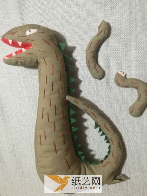 A tutorial on how to make a moving fabric Tyrannosaurus rex doll as a Halloween gift for children