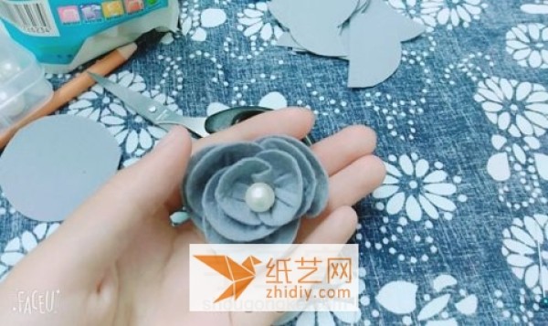 Illustrated tutorial on how to make handmade non-woven roses