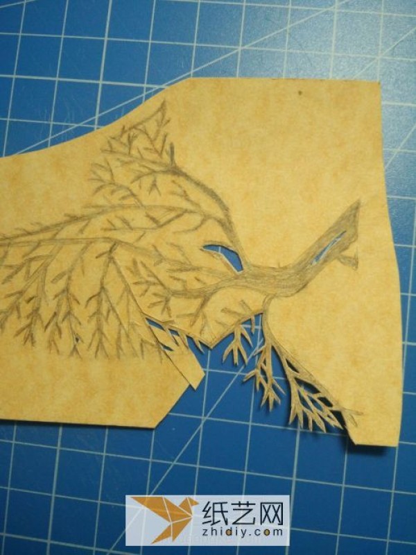 Handicraft experts must learn how to carve paper bird bookmarks to dance in the Year of the Rooster