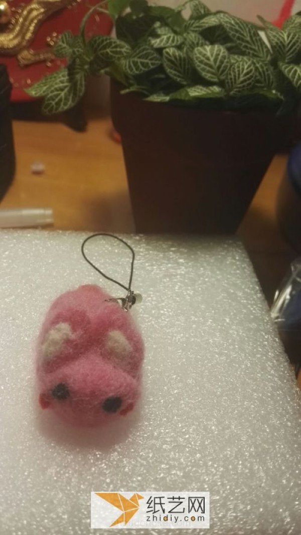 Wool felt pink rabbit mobile phone chain, a Teacher’s Day gift for teachers