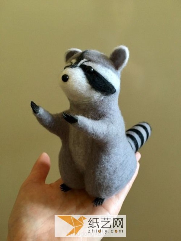 How to make a small raccoon doll by hand using wool felt? fulfill your wishes