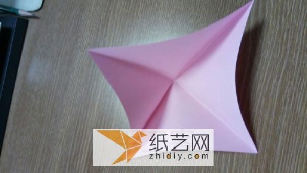 Simple basic origami lily making method. Handmade origami tutorial teaches you how to origami lily.