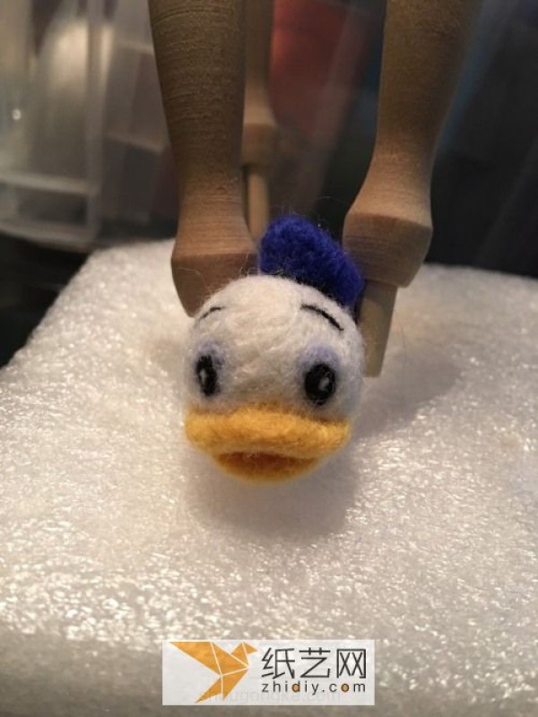 Skilled hands teach you how to make a love doll pendant Donald Duck with wool felt