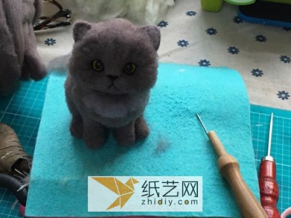 Master’s tutorial on how to make a wool felt poke kitten. A great Teacher’s Day gift.