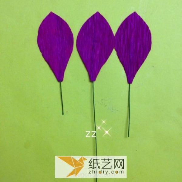 Illustrated tutorial on handmade paper flower flowers. Use crepe paper to make a bougainvillea.