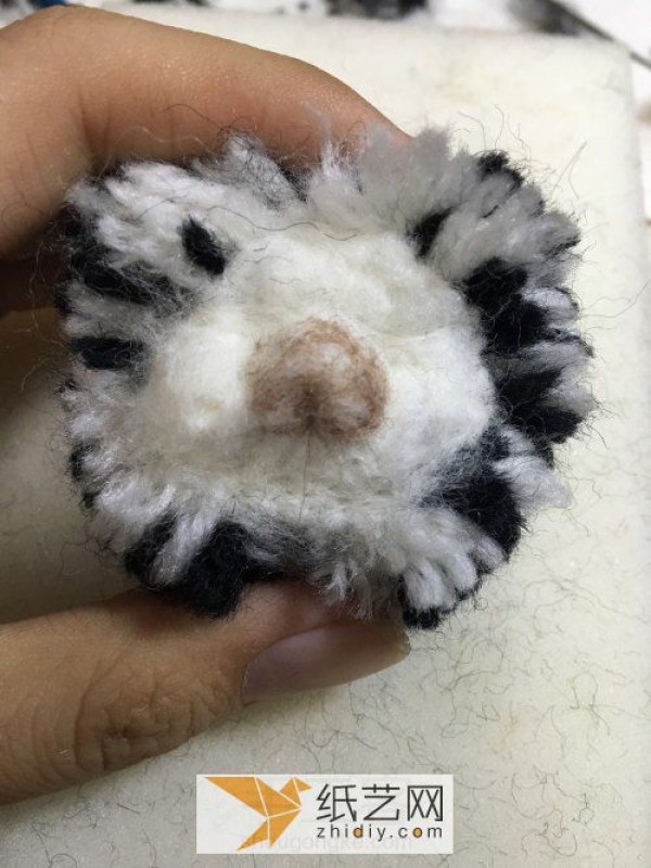 Tutorial on knitting a silly yarn ball to make a little hedgehog doll