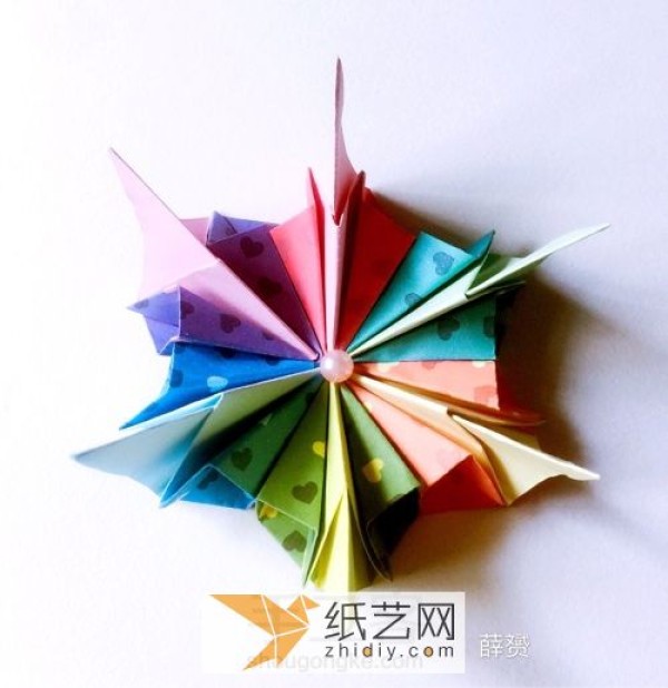 Colorful origami flowers can be made to decorate Teacher’s Day gifts