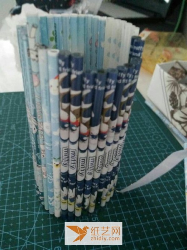 Tutorial on how to make a cool DIY pen holder Christmas gift using leftover pen refills.