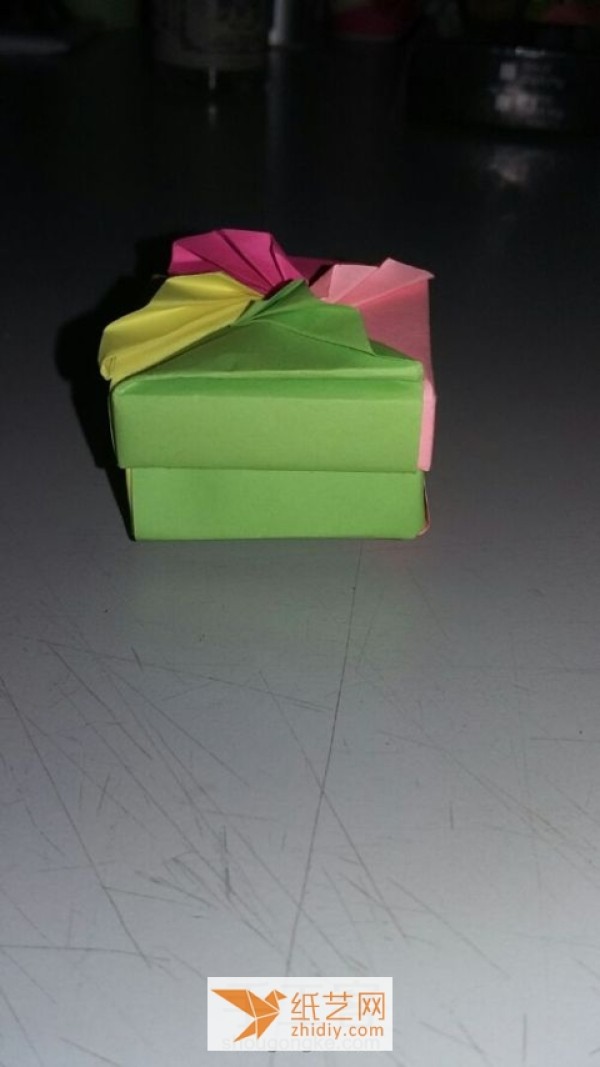 Tutorial on how to make a four-color origami gift box with a lid. It’s a great gift box for Teacher’s Day.