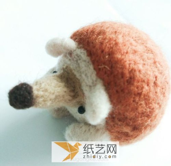 Illustrated tutorial for making a wool felt hedgehog. Detailed wool felt making method.