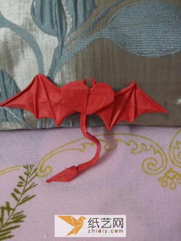 Actual pictures teach you step by step how to make origami devil heart Valentines Day gift handmade tutorial