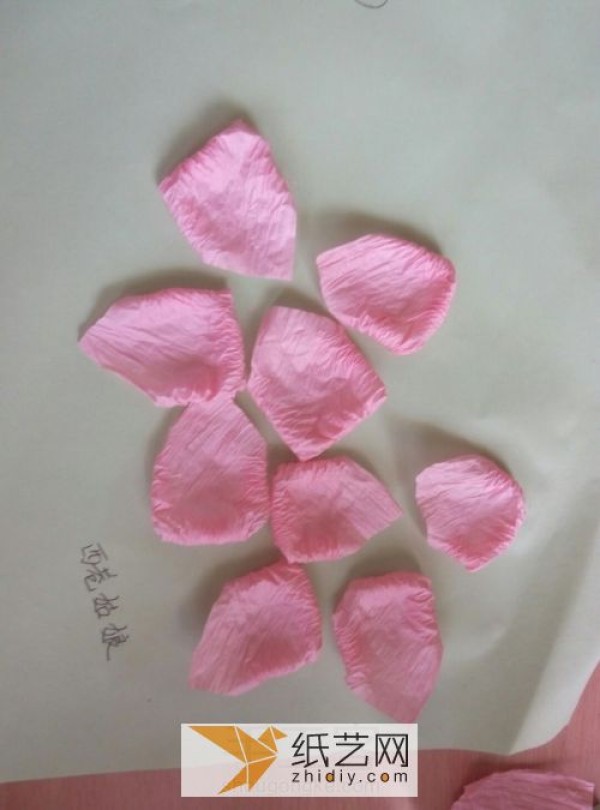 Repost a tutorial on paper roses made of crepe paper