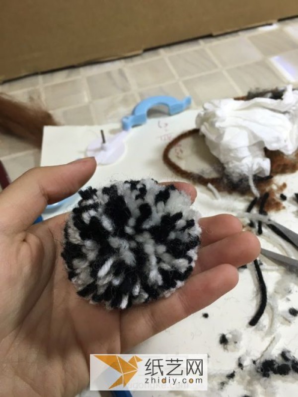 Tutorial on knitting a silly yarn ball to make a little hedgehog doll