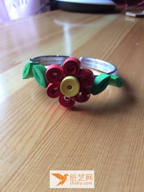 How to make simple paper flower bracelets as Christmas gifts