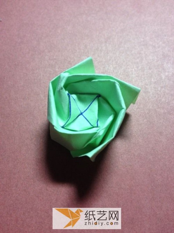 How to make innovative origami roses. Manual illustrations teach you how to fold roses.