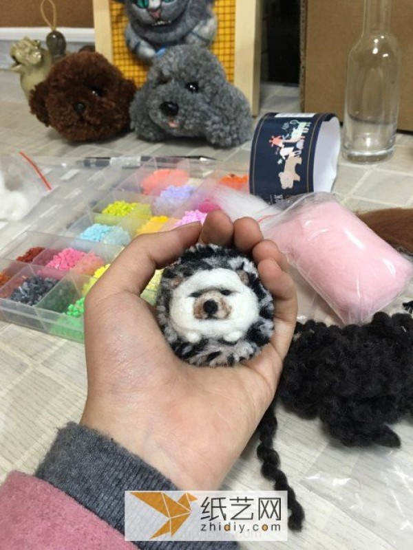 Tutorial on knitting a silly yarn ball to make a little hedgehog doll