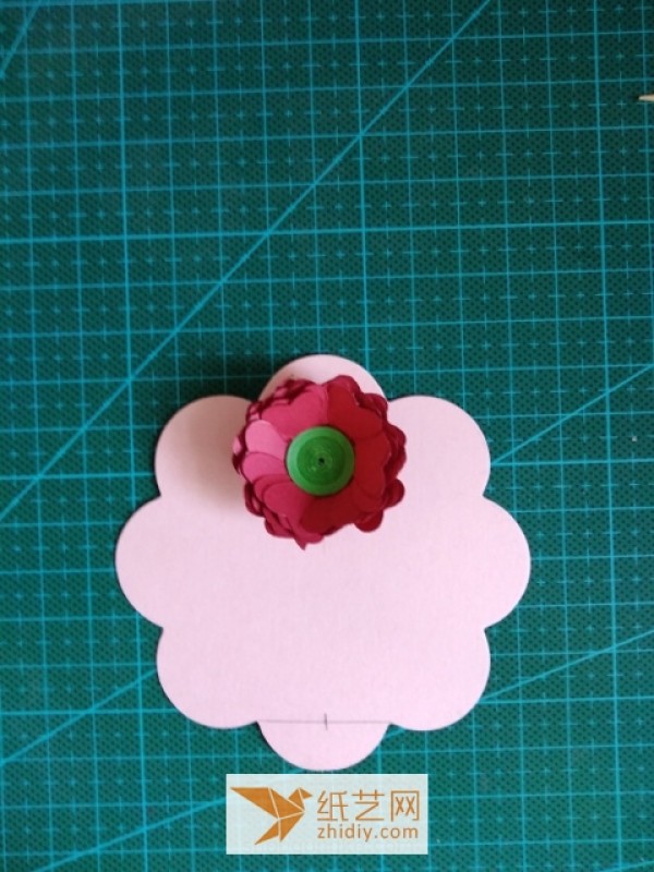 Tutorial on making Christmas 3D greeting cards with quilled paper flowers